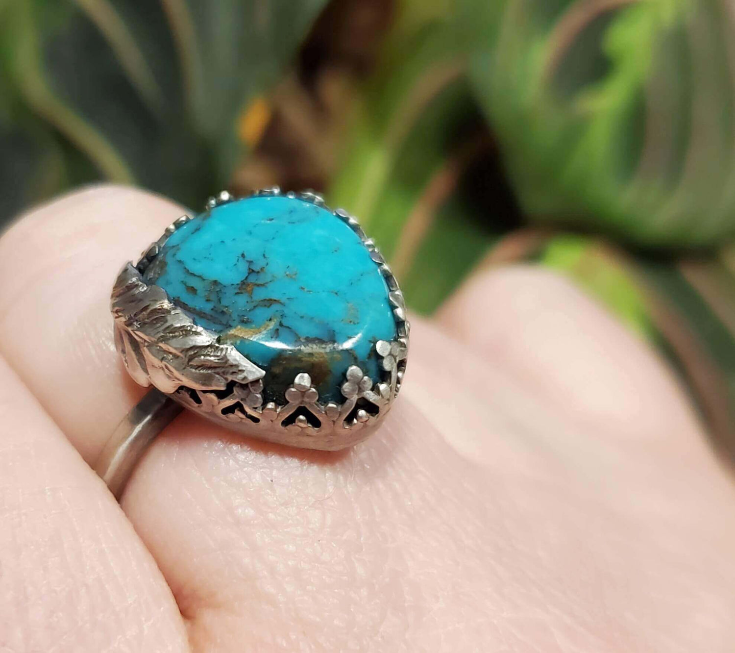 Hand-fabricated adjustable ring featuring a stunning Hubei Turquoise stone and a delicately handcrafted leaf accent. Designed for comfort and versatility, fitting sizes 6.5 to 7.5.